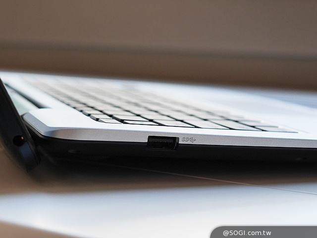 搭載新款Core M處理器 華碩T300FA變形筆電動手玩【IFA 2014】