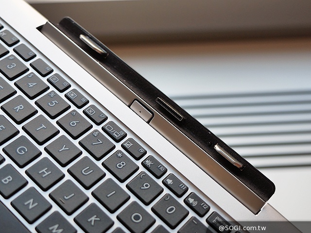 搭載新款Core M處理器 華碩T300FA變形筆電動手玩【IFA 2014】