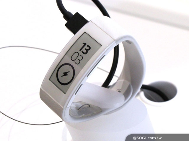 索尼SmartWatch 3、SmartBand Talk穿戴新品亮相【IFA 2014】