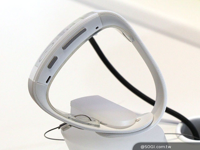 索尼SmartWatch 3、SmartBand Talk穿戴新品亮相【IFA 2014】
