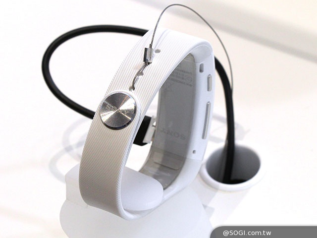 索尼SmartWatch 3、SmartBand Talk穿戴新品亮相【IFA 2014】
