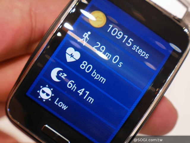 曲面大螢幕  三星Gear S可通話智慧錶動手玩【IFA 2014】