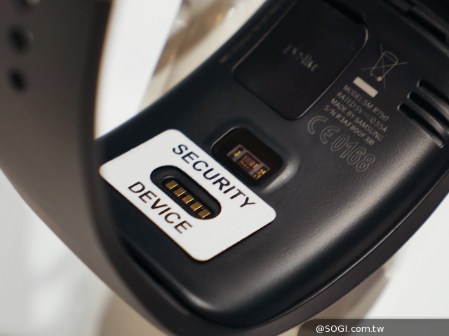 曲面大螢幕  三星Gear S可通話智慧錶動手玩【IFA 2014】