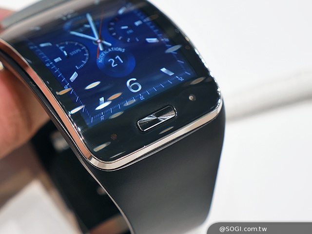 曲面大螢幕  三星Gear S可通話智慧錶動手玩【IFA 2014】