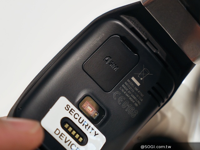 曲面大螢幕  三星Gear S可通話智慧錶動手玩【IFA 2014】