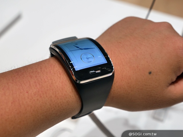 曲面大螢幕  三星Gear S可通話智慧錶動手玩【IFA 2014】