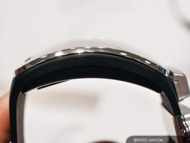 曲面大螢幕  三星Gear S可通話智慧錶動手玩【IFA 2014】