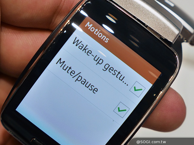 曲面大螢幕  三星Gear S可通話智慧錶動手玩【IFA 2014】