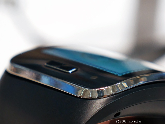 曲面大螢幕  三星Gear S可通話智慧錶動手玩【IFA 2014】