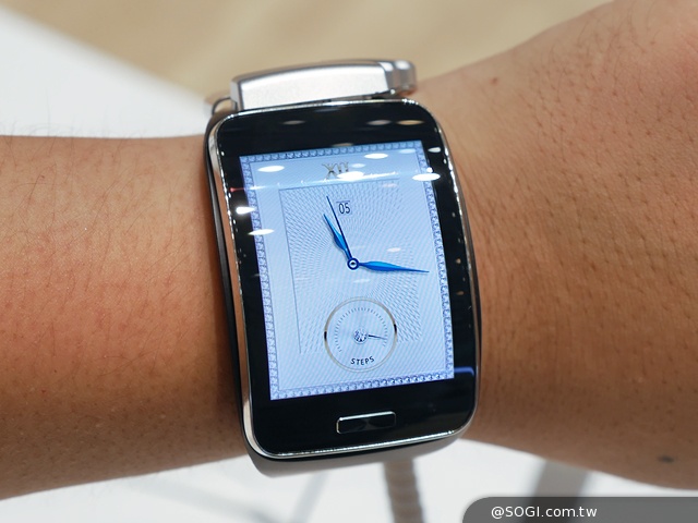 曲面大螢幕  三星Gear S可通話智慧錶動手玩【IFA 2014】