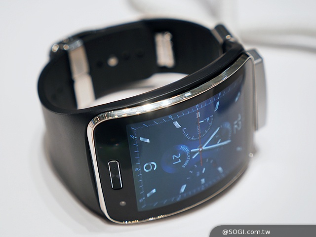 曲面大螢幕  三星Gear S可通話智慧錶動手玩【IFA 2014】