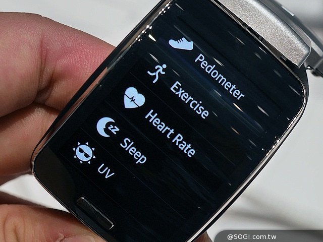 曲面大螢幕  三星Gear S可通話智慧錶動手玩【IFA 2014】