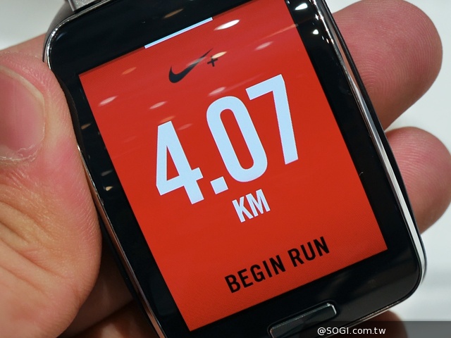 曲面大螢幕  三星Gear S可通話智慧錶動手玩【IFA 2014】