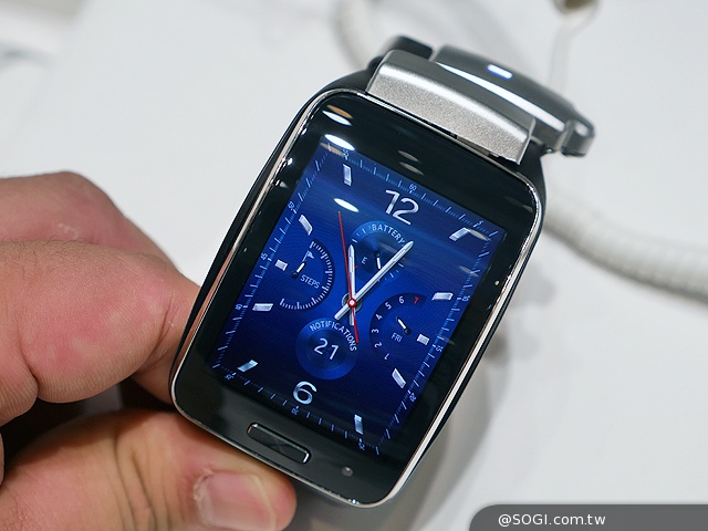曲面大螢幕  三星Gear S可通話智慧錶動手玩【IFA 2014】