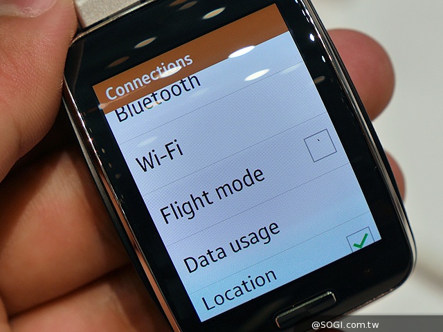 曲面大螢幕  三星Gear S可通話智慧錶動手玩【IFA 2014】