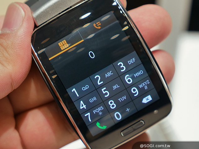 曲面大螢幕  三星Gear S可通話智慧錶動手玩【IFA 2014】