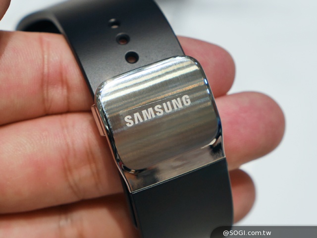 曲面大螢幕  三星Gear S可通話智慧錶動手玩【IFA 2014】