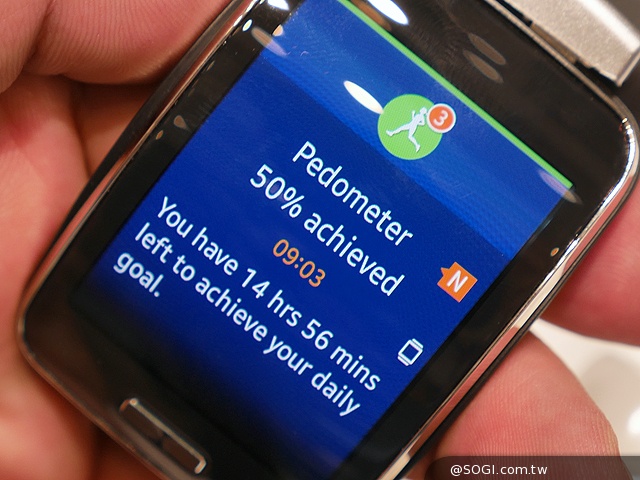 曲面大螢幕  三星Gear S可通話智慧錶動手玩【IFA 2014】