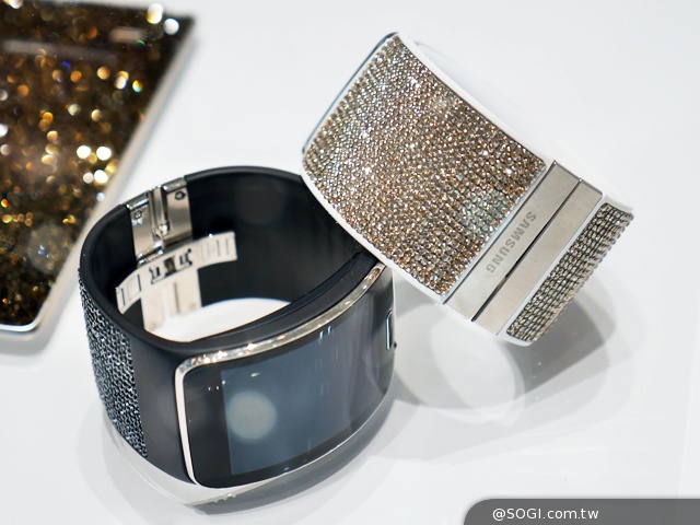 曲面大螢幕  三星Gear S可通話智慧錶動手玩【IFA 2014】