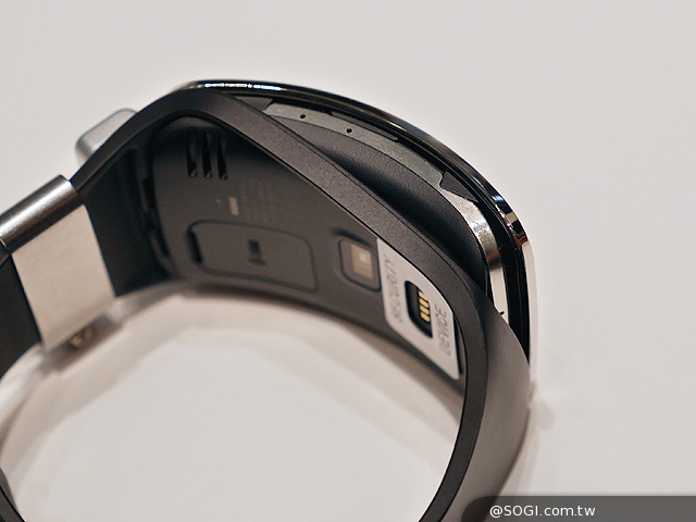 曲面大螢幕  三星Gear S可通話智慧錶動手玩【IFA 2014】