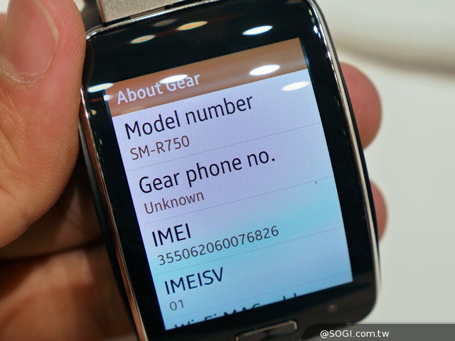 曲面大螢幕  三星Gear S可通話智慧錶動手玩【IFA 2014】