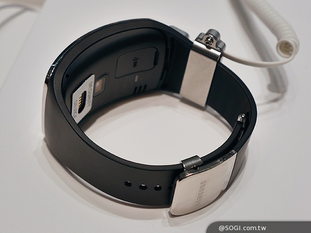 曲面大螢幕  三星Gear S可通話智慧錶動手玩【IFA 2014】