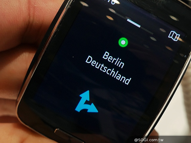 曲面大螢幕  三星Gear S可通話智慧錶動手玩【IFA 2014】