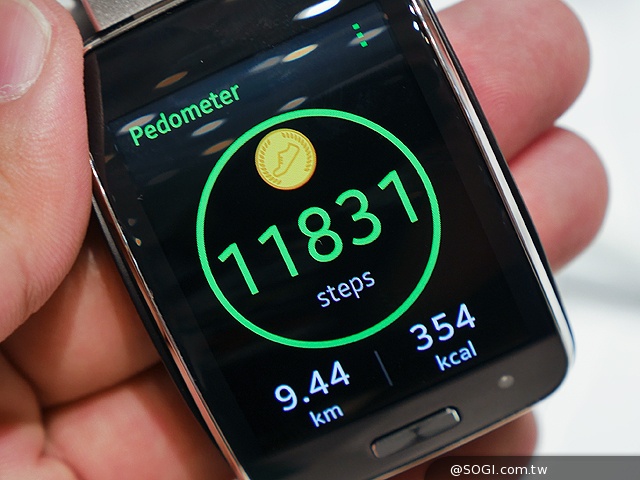 曲面大螢幕  三星Gear S可通話智慧錶動手玩【IFA 2014】