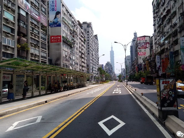 可站可躺、螢幕升級 聯想Yoga Tablet 10 HD+