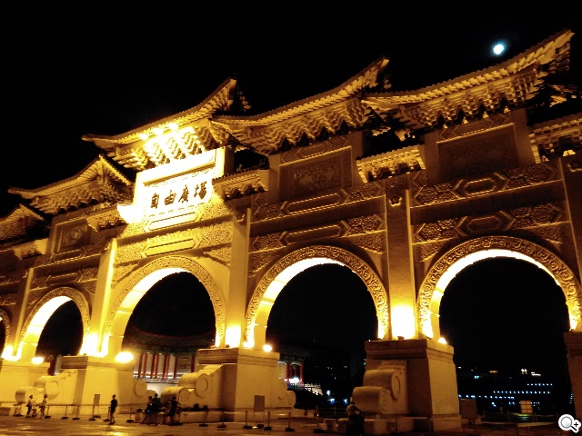 可站可躺、螢幕升級 聯想Yoga Tablet 10 HD+