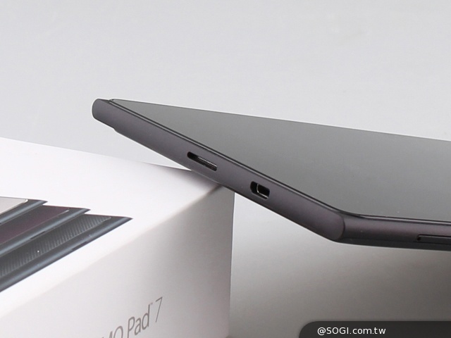 手拿包般的精品質感 ASUS MeMO Pad 7 ME572CL