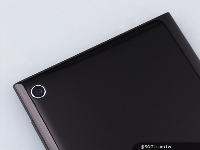 手拿包般的精品質感 ASUS MeMO Pad 7 ME572CL