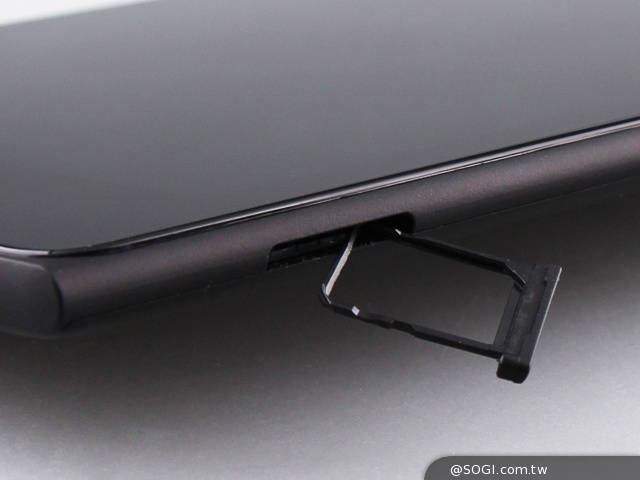 手拿包般的精品質感 ASUS MeMO Pad 7 ME572CL