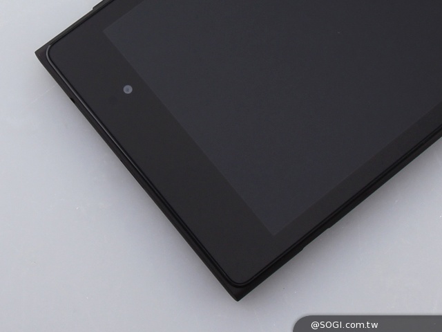 手拿包般的精品質感 ASUS MeMO Pad 7 ME572CL