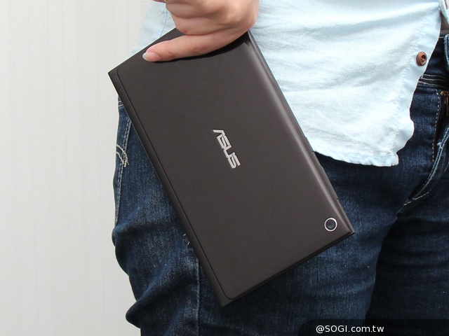 手拿包般的精品質感 ASUS MeMO Pad 7 ME572CL