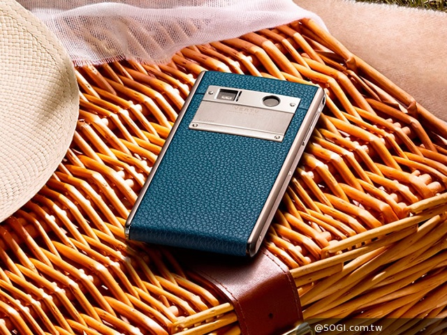Vertu Aster奢華手機售22萬起 10月下旬登台
