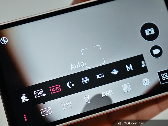 前後13MP自拍神器 HTC Desire EYE動手玩