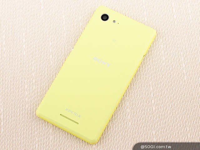 彈性邊角護機身！Sony輕質4G入門手機Xperia E3