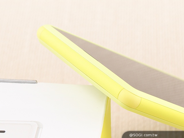 彈性邊角護機身！Sony輕質4G入門手機Xperia E3