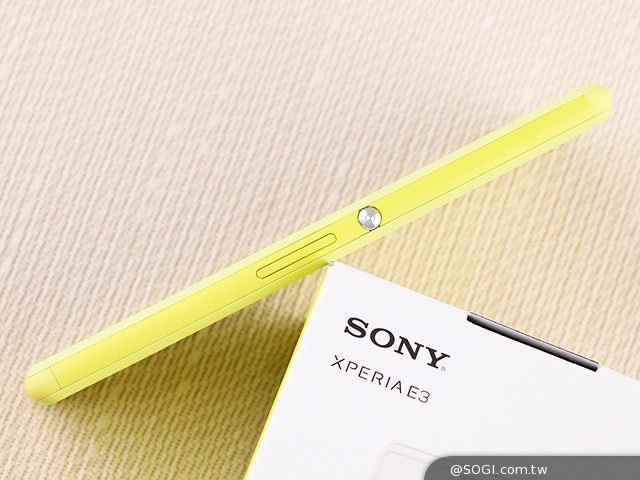 彈性邊角護機身！Sony輕質4G入門手機Xperia E3
