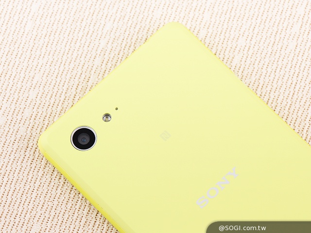 彈性邊角護機身！Sony輕質4G入門手機Xperia E3