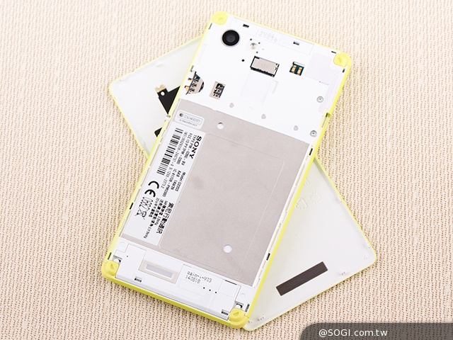 彈性邊角護機身！Sony輕質4G入門手機Xperia E3