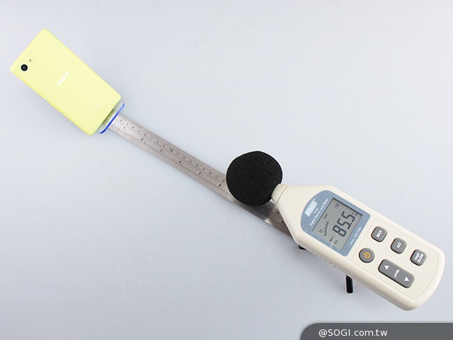 彈性邊角護機身！Sony輕質4G入門手機Xperia E3