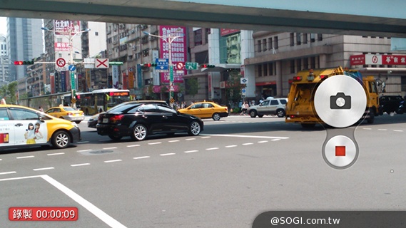 彈性邊角護機身！Sony輕質4G入門手機Xperia E3