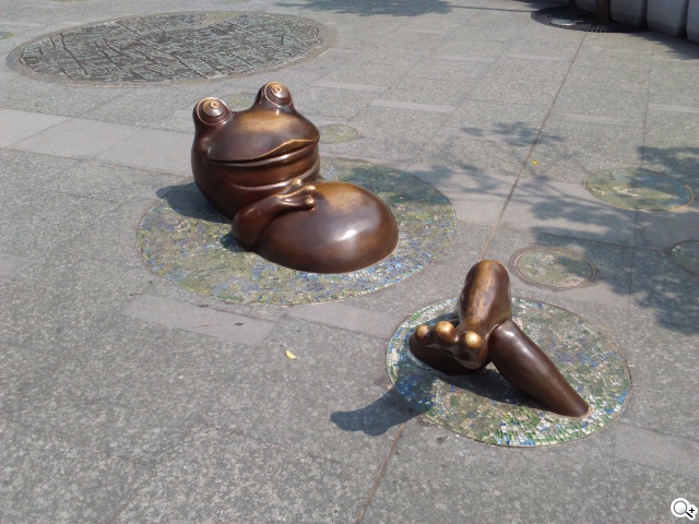 彈性邊角護機身！Sony輕質4G入門手機Xperia E3