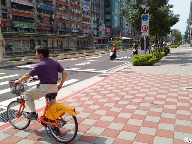 彈性邊角護機身！Sony輕質4G入門手機Xperia E3