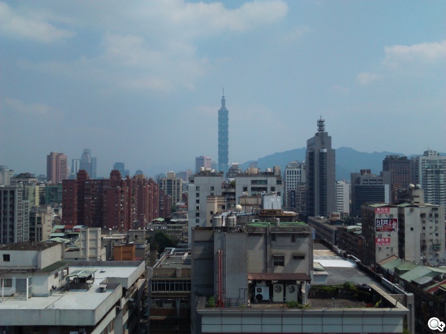 彈性邊角護機身！Sony輕質4G入門手機Xperia E3