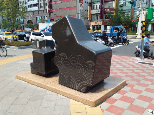 彈性邊角護機身！Sony輕質4G入門手機Xperia E3