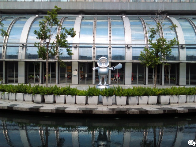 彈性邊角護機身！Sony輕質4G入門手機Xperia E3