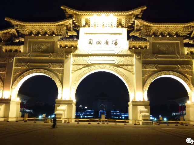 彈性邊角護機身！Sony輕質4G入門手機Xperia E3